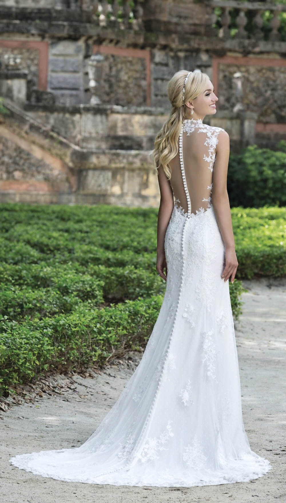 Must have i 2016: Blonder, transparente rygge med knapper og lækre detaljer, som f.eks. denne kjole 3885, med smuk ryg og Queen Anne neckline, der passer perfekt til eventyr bryllup, et hvilket som helst sted.