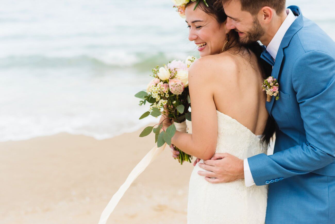 ægtepar der føler glæde på stranden