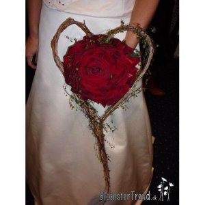 Brudebuket i hjerte stativ som en syet rose med pletter i luften pris 2.500 kr.
